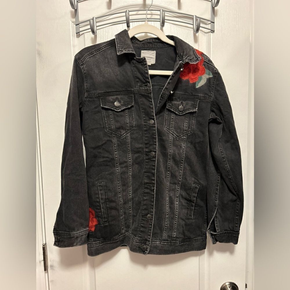 American Eagle Women's XS Embroidered Floral Long Denim Jean Jacket Black‎ rose